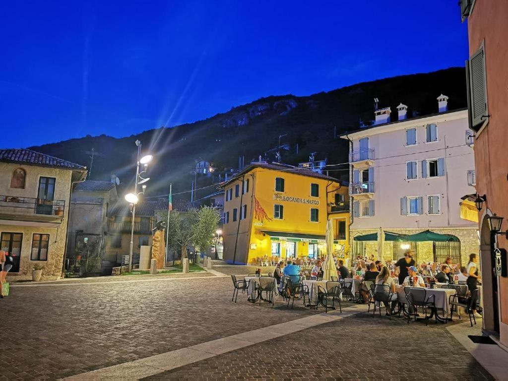 Attico Nel Borgo Daire Torri Del Benaco Dış mekan fotoğraf